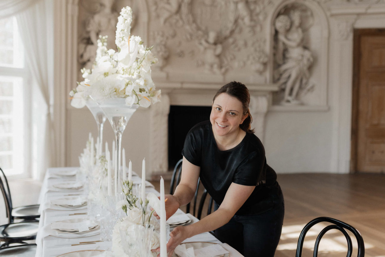 Stefanie Schiller ist der kreative Kopf hinter Steffis Blumen und arbeitet als Hochzeitsfloristin im Raum Freyung, Grafenau und Passau. Hier wurde sie von Martina Feicht beim Dekorieren einer Location fotografiert.